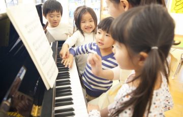 Piano teachers in kindergartens in kindergarten